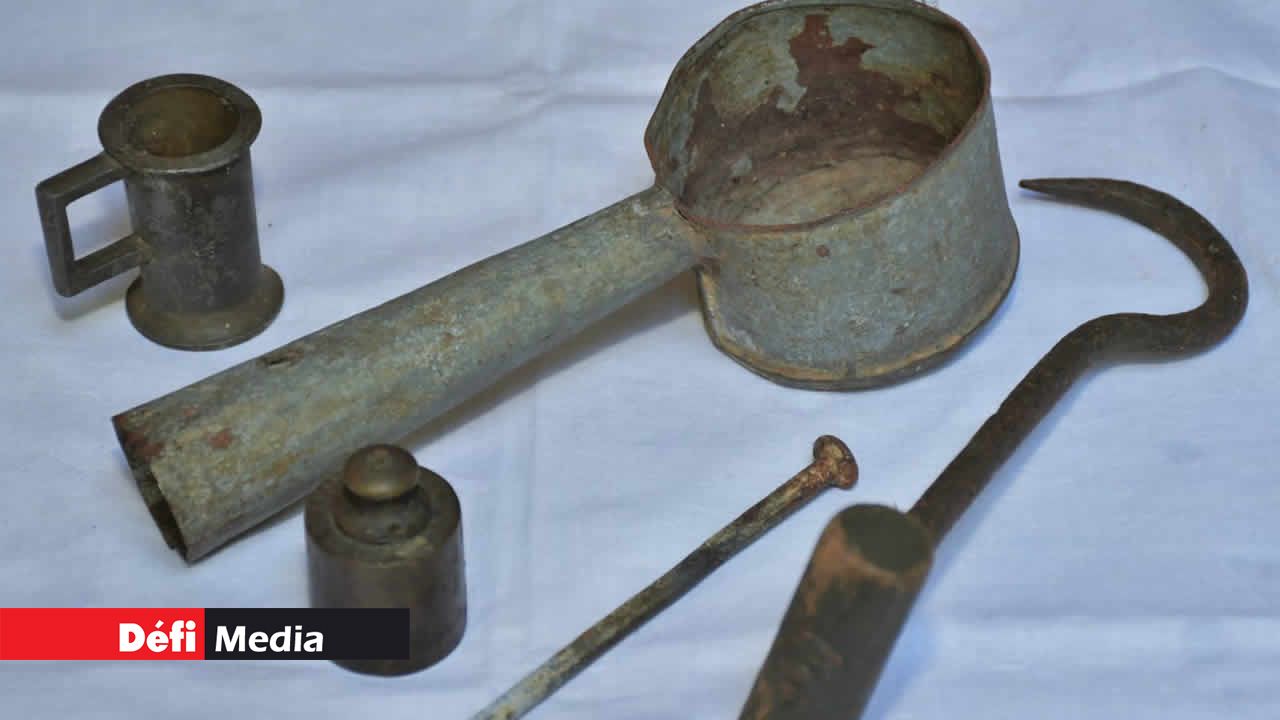 Le « Tôte », utilisé pour mesurer les boissons alcoolisées dans les bars, le « Quart » que les marchands de lait utilisaient, le poids en métal utilisé dans la balance, le clou en acier et le crochet dont se servaient les dockers pour saisir les balles de sucre, de farine ou de riz lors des chargements ou déchargements au port.