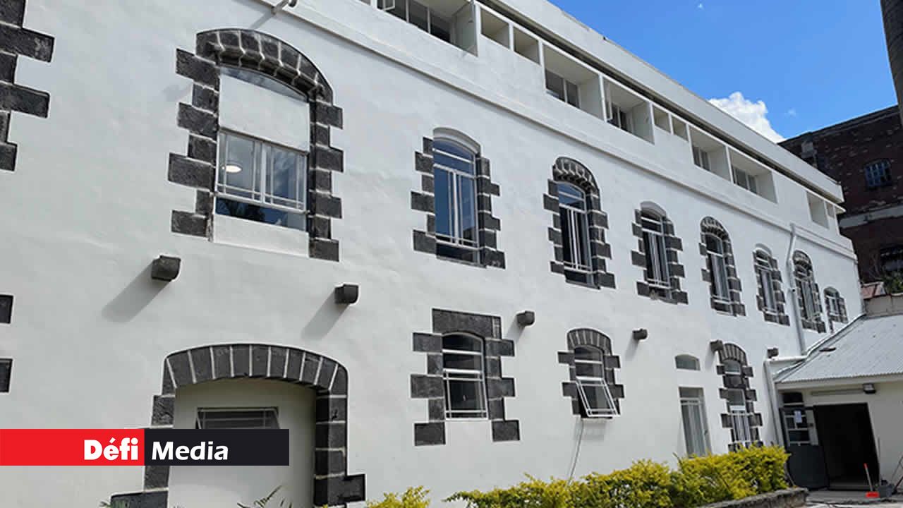 L’Hôpital militaire de Port-Louis s’éveille, métamorphosé pour cette nouvelle mission.