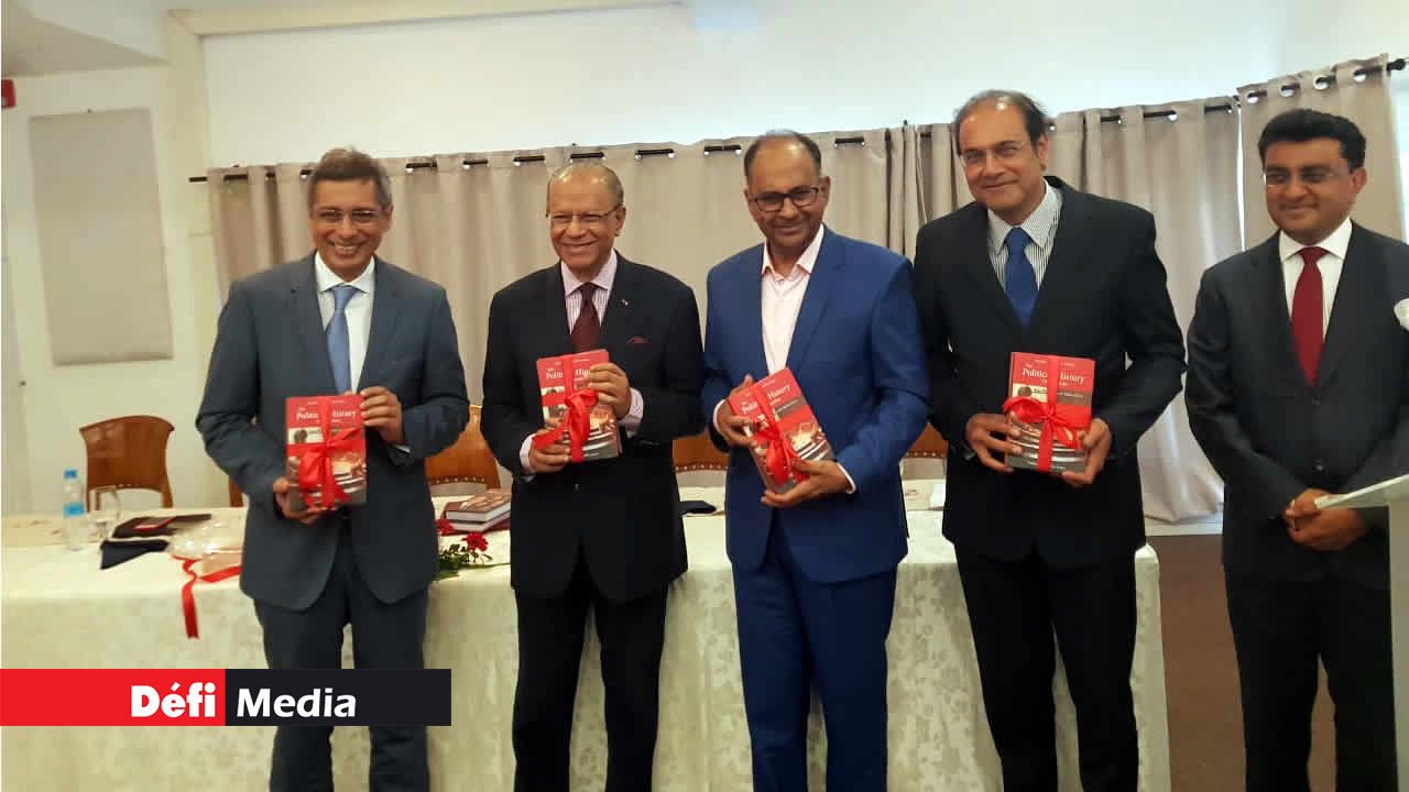 Xavier-Luc Duval, Navin Ramgoolam, Alan Ganoo, Steven Obegadoo et Yatin Varma.