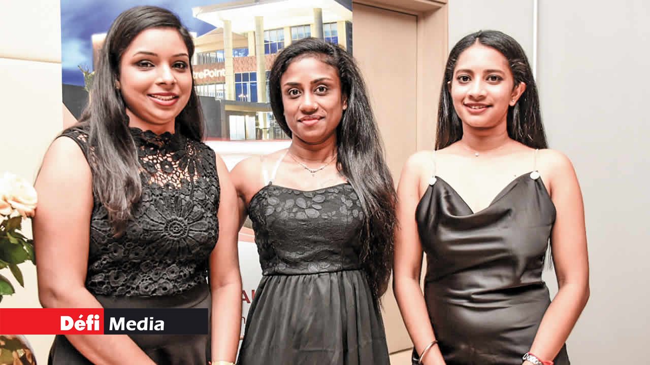 Purneema Ramchurun, Customer relations assistant ; Devina Swasti Bahadoor, Sale administrative ; et Krisha Asiriah, Sale administrative, toutes trois de la compagnie CentrePoint.