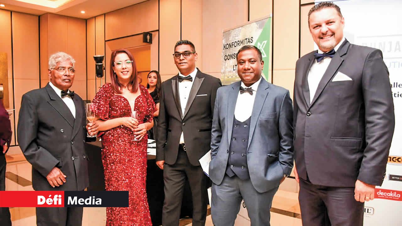 Laval Savrimootoo, président de l’Association des agents immobiliers ; Mehreen Mandary, Team Leader de Konformitas Consulting Ltd ; Mahesh Poligadoo, directeur de Savikam Land Development Ltd ; Agen Ragavaloo, directeur de Quality Builders ; et Ruvani Ramassawmy, Lead of Commercial de Medine Group.