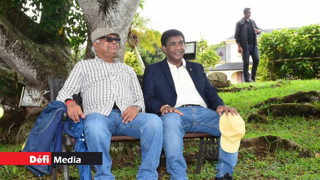 Le président de la République, Prithvirajsing Roopun, partageant un moment avec un visiteur.