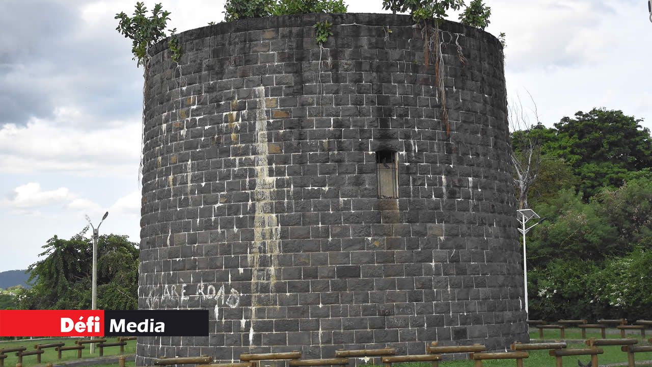 L’ancienne Tour Martello à l’entrée de Pointe-aux-Sables, les soldats utilisaient une échelle escamotable pour avoir accès au premier étage de la tour.