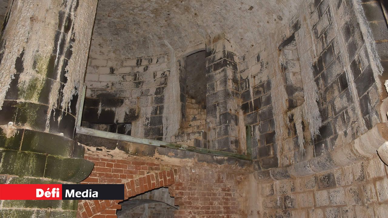 Les murs et le plafond ont pris un sale coup avec le temps