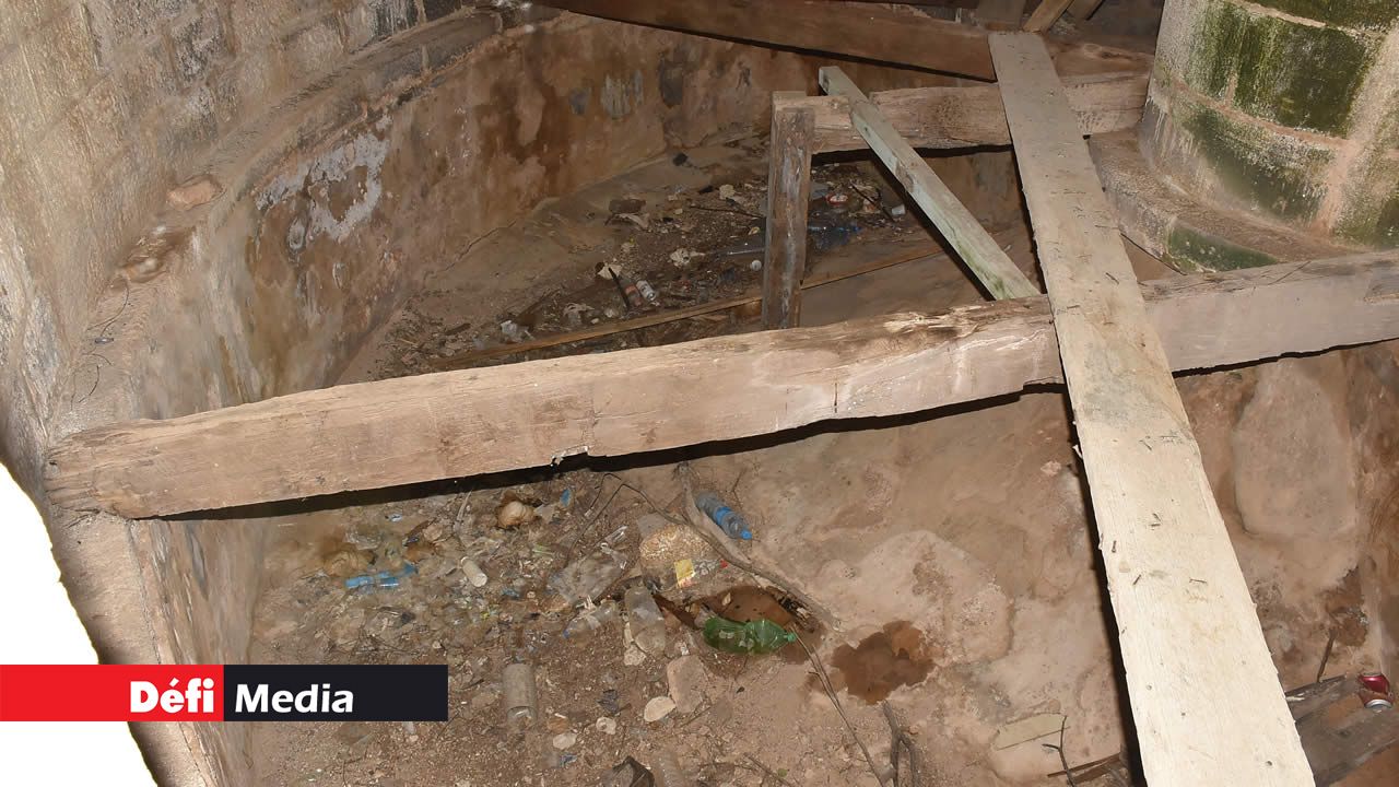 Le plancher a été complètement abimé avec ` le temps.