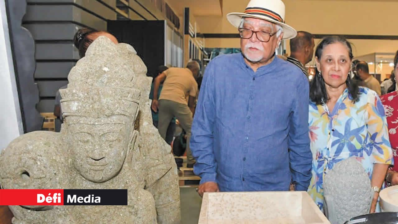 L’observateur politique Jean-Claude de l’Estrac et son épouse se sont intéressés à certains objets de décoration.