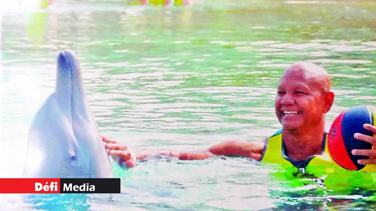 Une photo lourde de sens pour le basketteur de la Dolphin Wheelchair Association. Jean Claude pratique aussi le tennis en fauteuil.