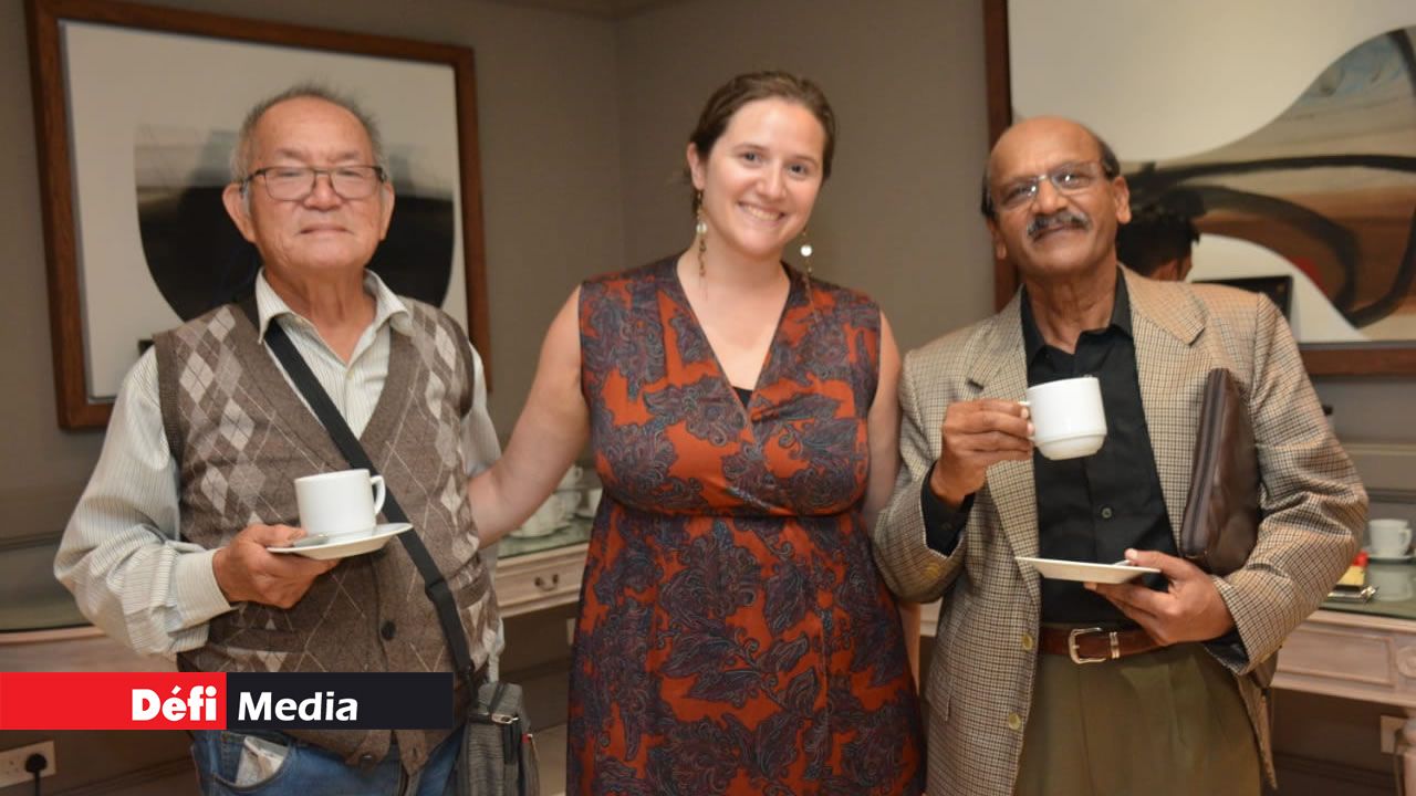 Autour d'une tasse de thé avant le début du forum-débat...