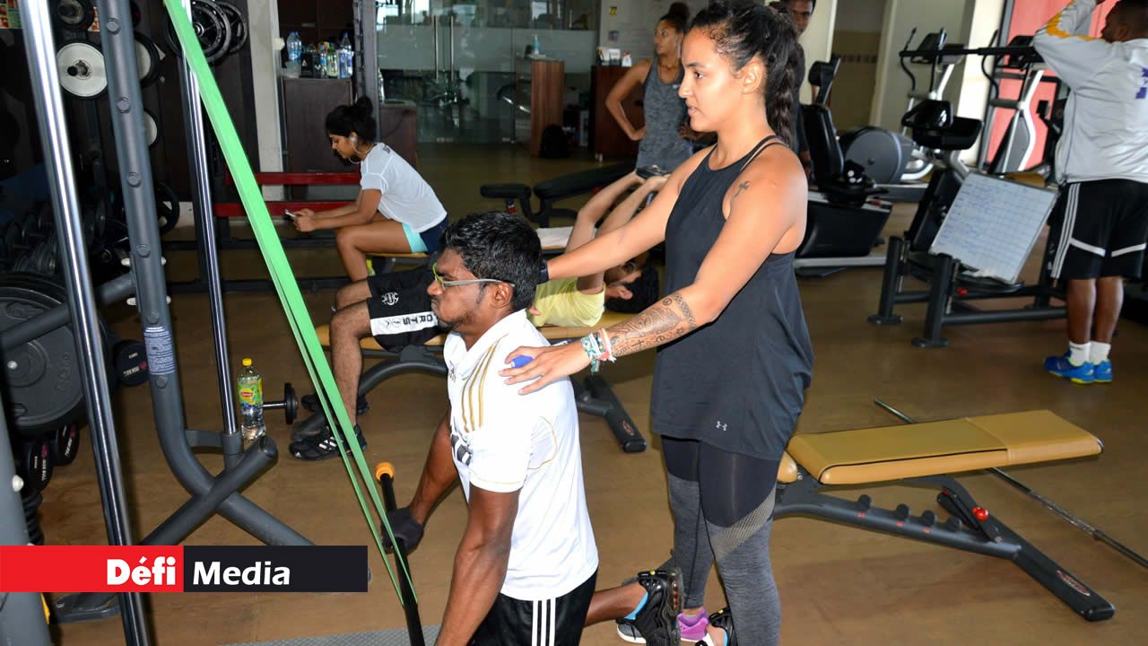 Mehfooz, un autre unijambiste, s’appliquant à la musculation des bras. Audrey Grancourt