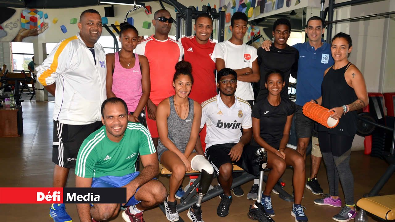 L’équipe de handisport en compagnie du coach Audrey Grancourt, et d’Ugo Dalais, le gérant du Gym I-Motion. Audrey Grancourt