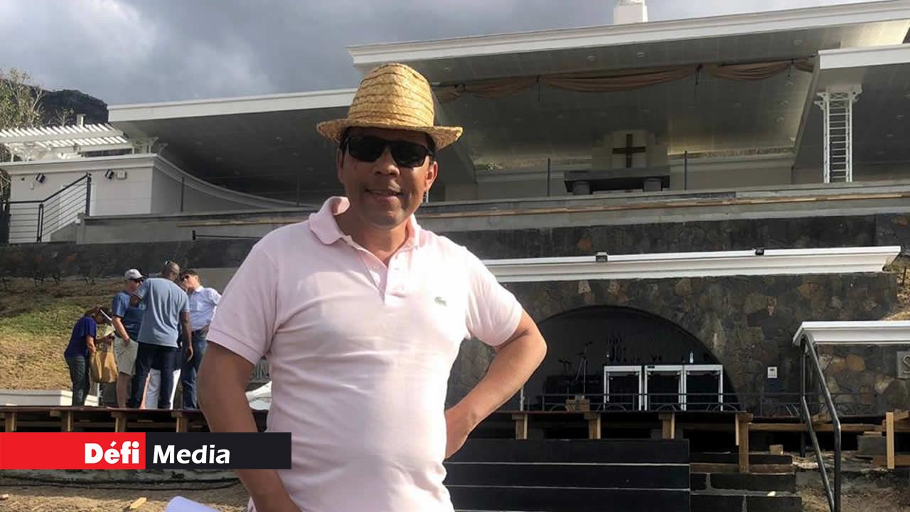 Le père Kenny à Marie, Reine de la Paix. Préparatifs en marge de la venue du pape François