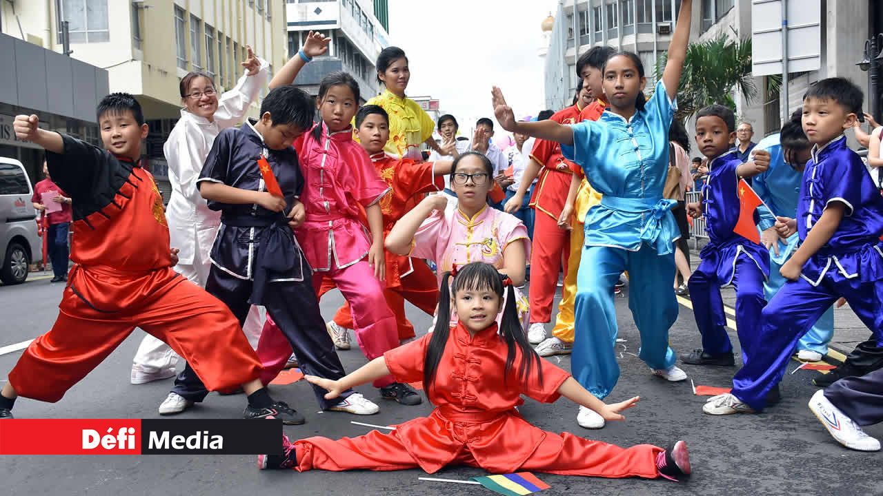 Des Jeunes de l’école d’art martiaux posant fièrement. Nouvel An chinois