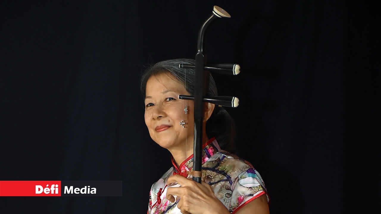 Myriam Sheng jouant un instrument traditionnel chinois, le erhu, un violon à deux cordes. Nouvel An chinois