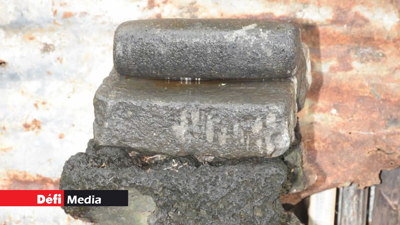 La « ross cari » et le « baba ross cari » étaient utilisés pour broyer et concasser des ingrédients et des épices. Cinéma