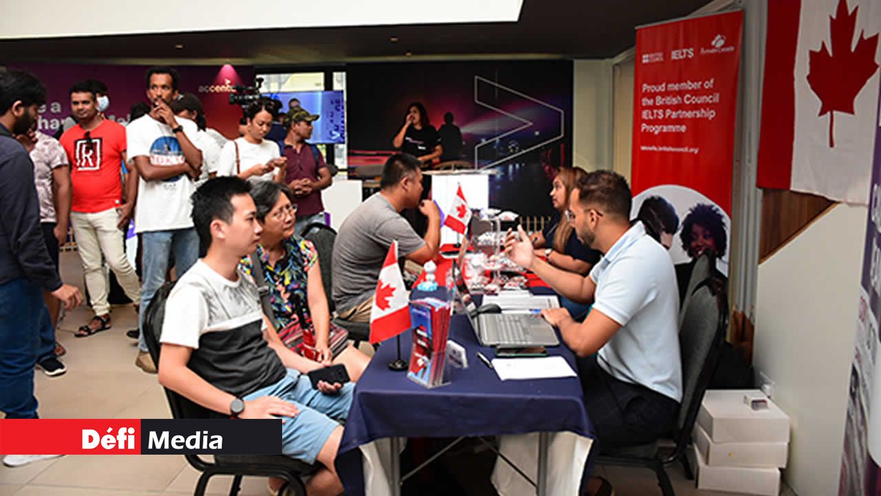 Les visiteurs ont été nombreux à se renseigner auprès des divers prestataires, dont International English Language Testing System (IELTS), pour les opportunités au Canada.