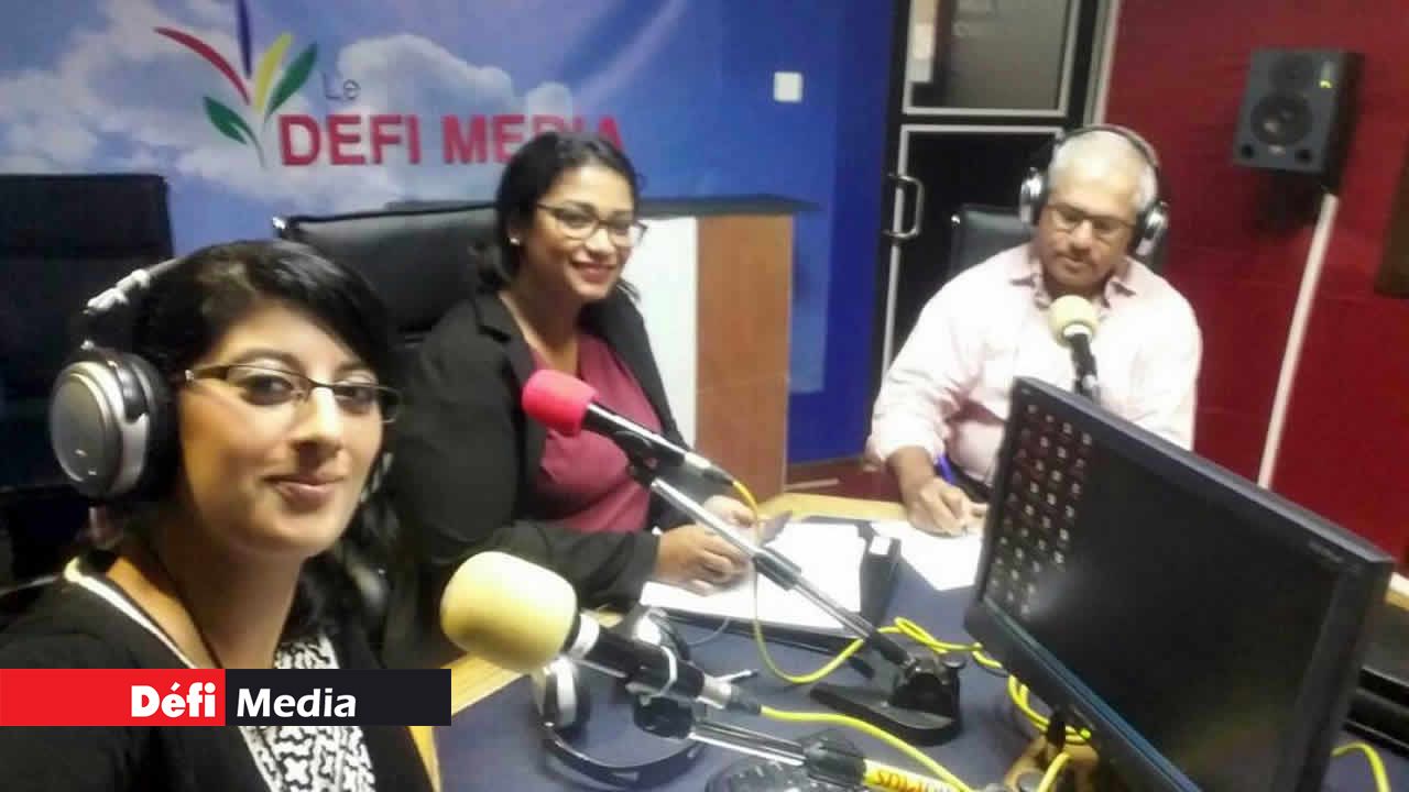 Caroline et Mélanie Valère avec le Dr Keser Pillay