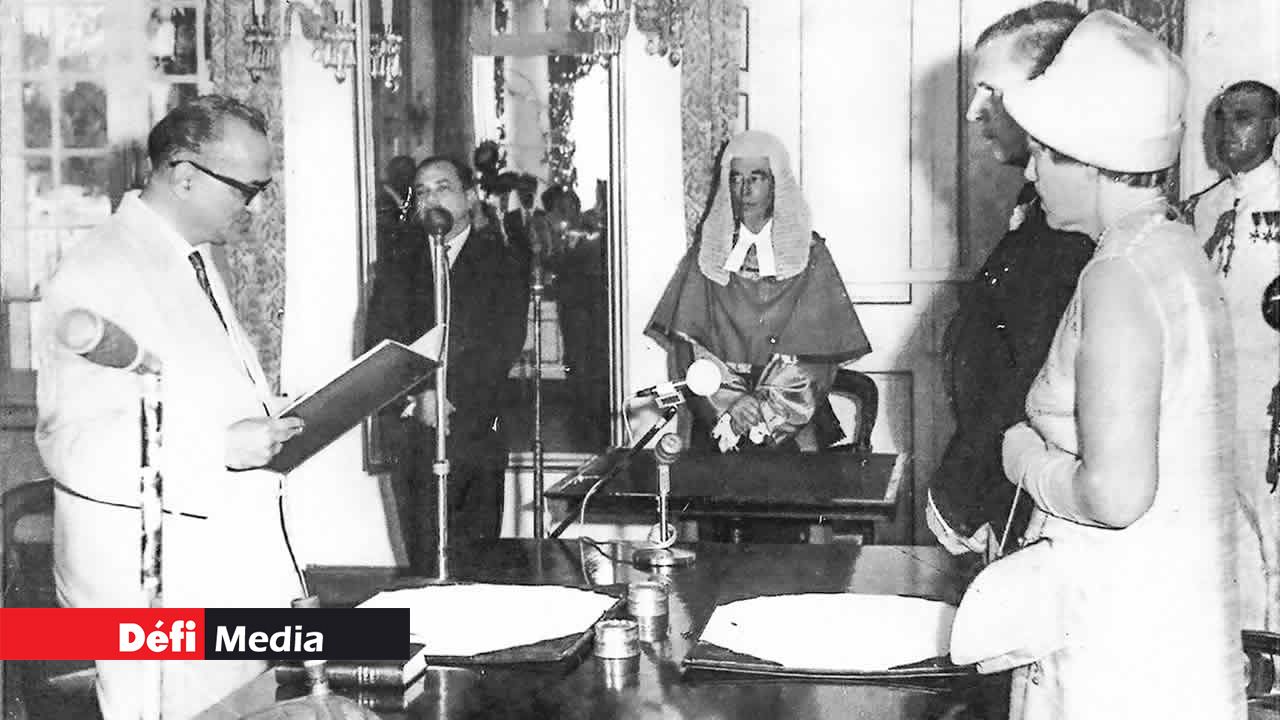 Prestation de serment de Sookdeo Bissoondoyal à la State House, à Réduit, en tant que ministre du Mouvement coopératif, le 12 mars 1968, devant le Gouverneur Sir John Rennie.