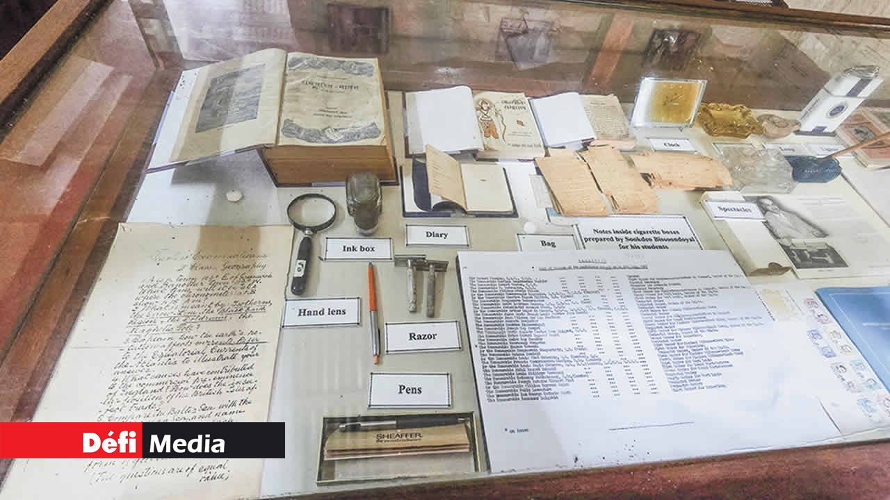 Des boîtes de cigarettes utilisées pour prendre des notes et aussi son Ramayan.