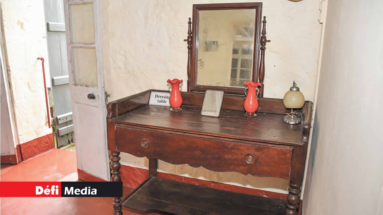 Des meubles de Sookdeo Bissoondoyal sont exposés au musée.