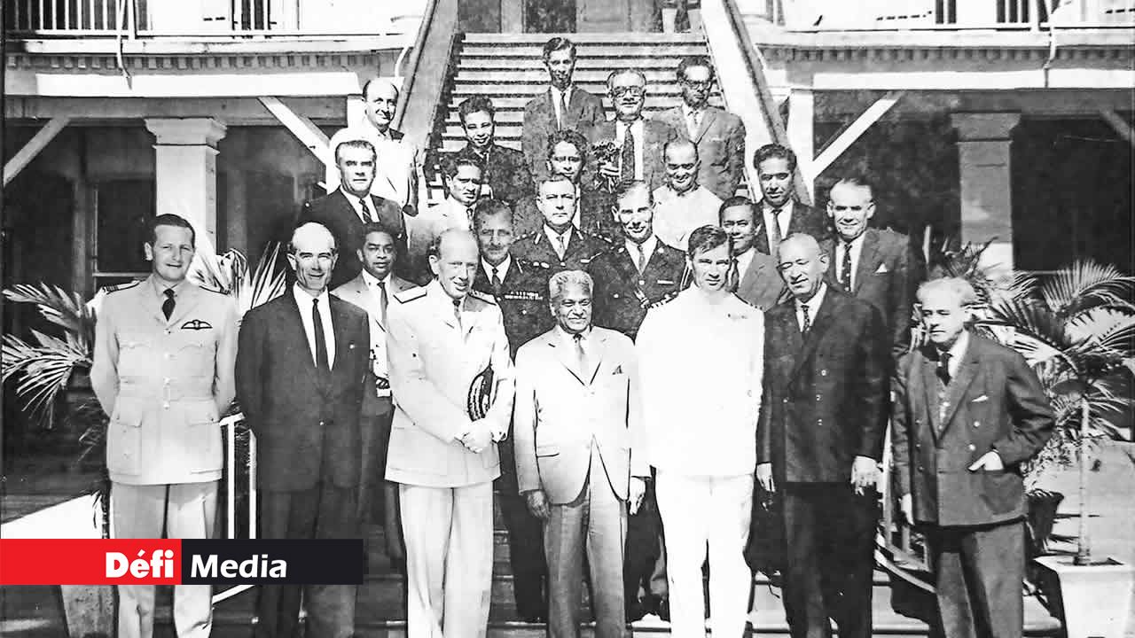 Les parlementaires mauriciens, y compris sir Seewoosagur Ramgoolam, Sookdeo Bissoondoyal, et sir Veerasamy Ringadoo, en compagnie des Britanniques, pour une photo souvenir.