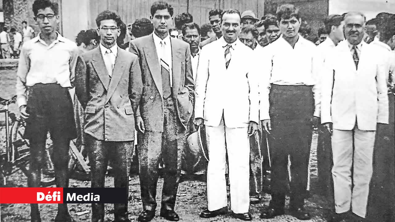 Sookdeo et Basdeo Bissoondoyal en compagnie d’autres membres de leur famille dans les années 1950.