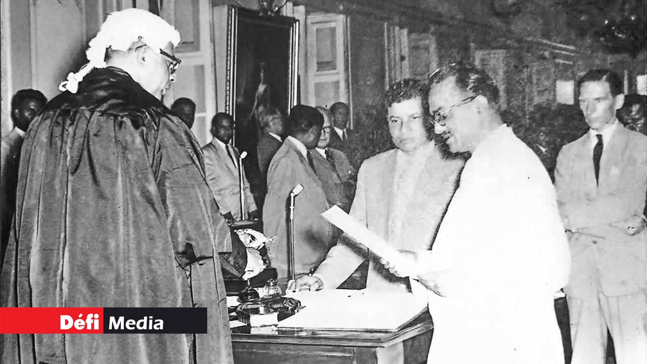 Prestation de serment en tant que membre du Conseil législatif de Maurice, le 7 avril 1959.