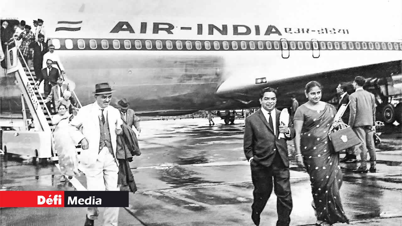 Sir Veerasamy Ringadoo et Sookdeo Bissoondoyal après leur descente de l’avion d’Air India.