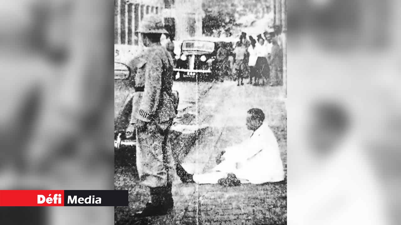 Sookdeo Bissoondoyal devant la Government House après son expulsion en juillet 1949.
