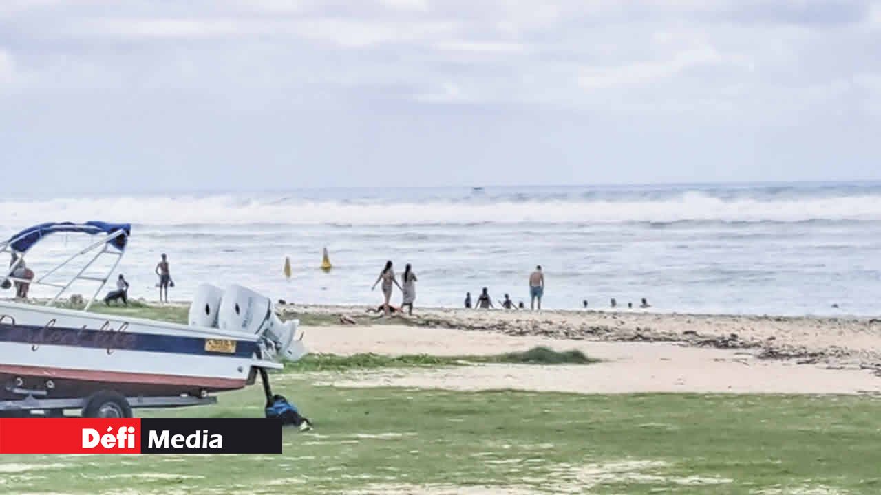 Les promeneurs, spectateurs admiratifs du ballet des vagues.