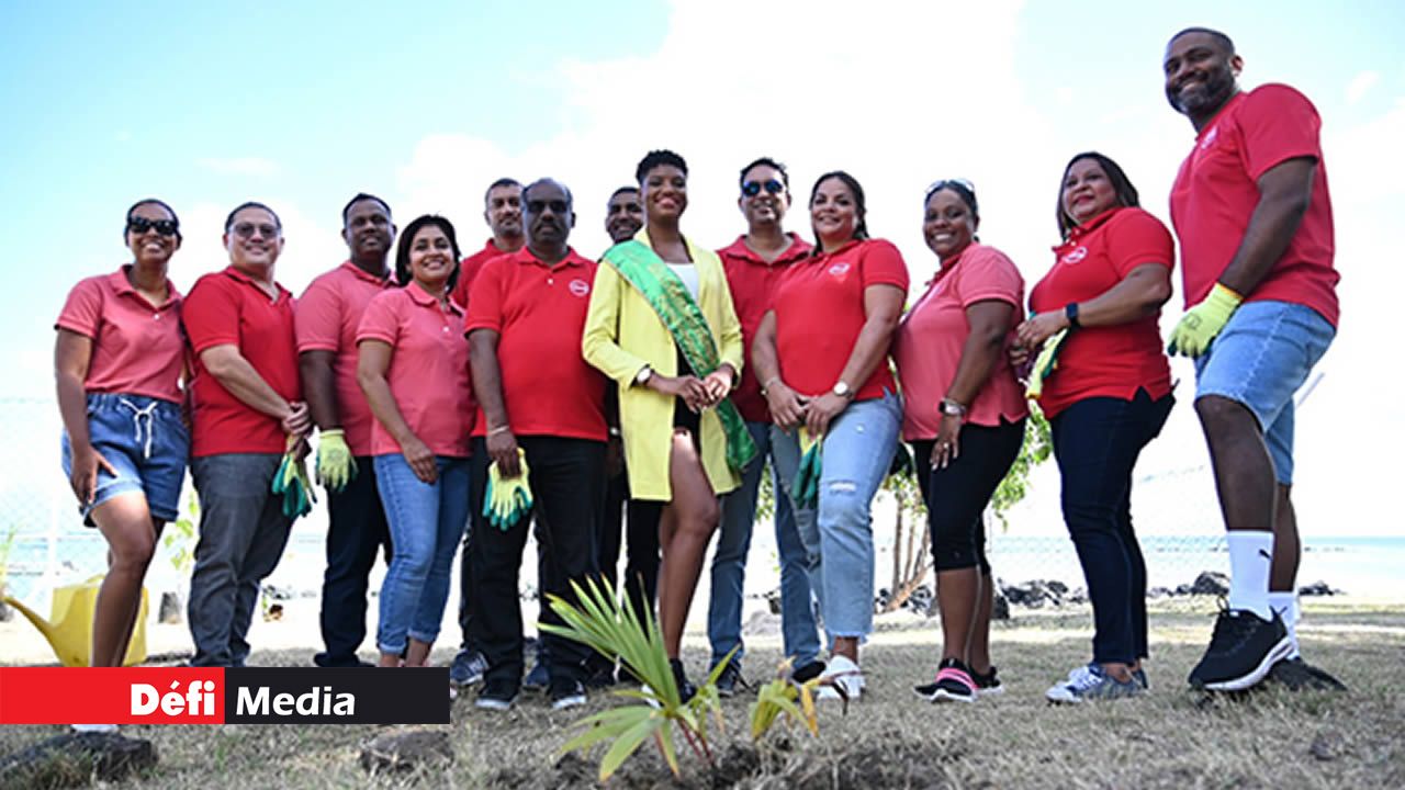 Campagne de reboisement à la plage publique PG Anna, Flic-en-Flac avec Absa Bank et Miss Environment International Mauritius.
