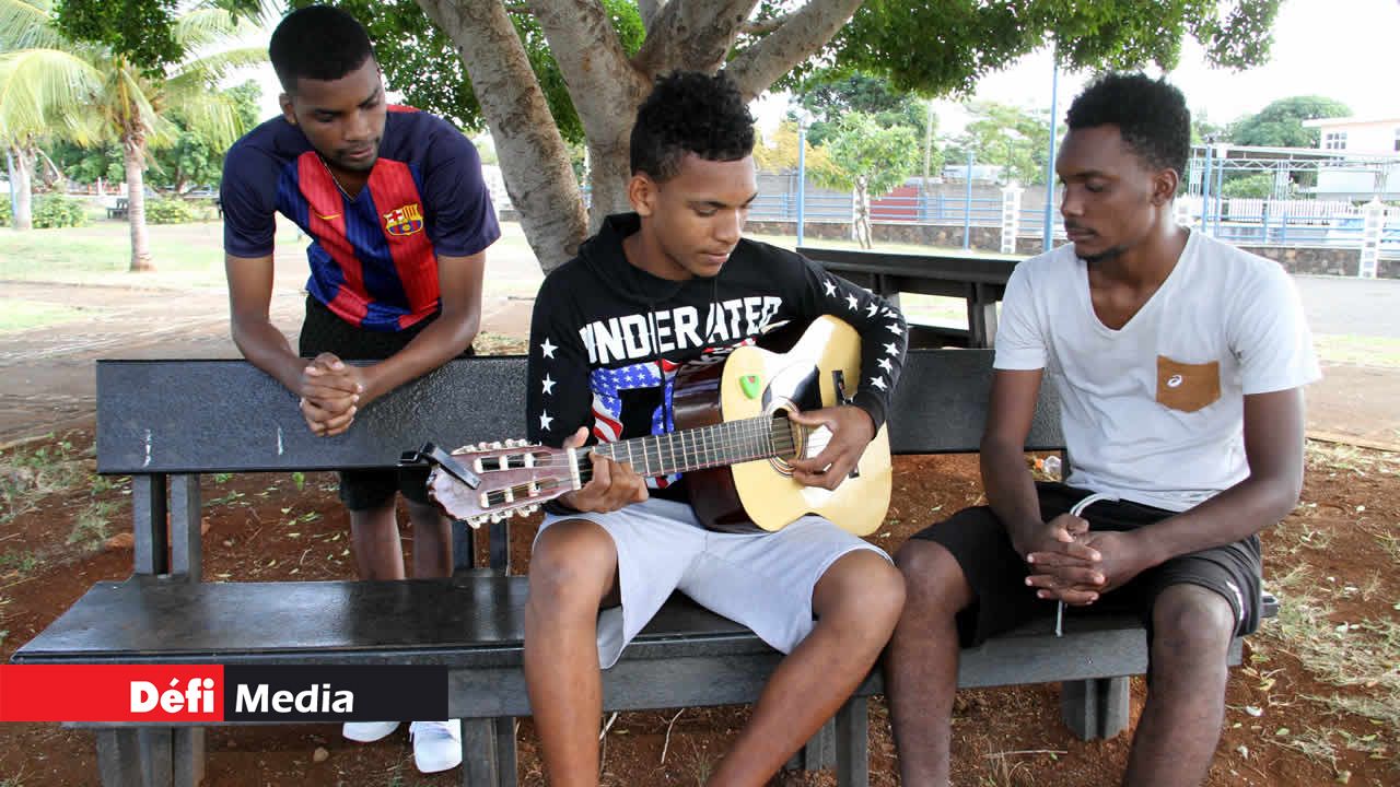 Jacob et Moïse Bill aidant un jeune parmi tant d’autres.