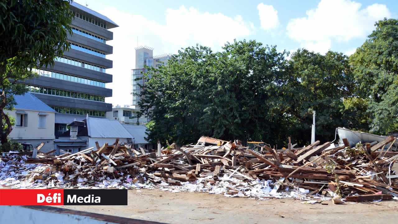 La démolition du bâtiment du Royal College Port-Louis suscite la polémique.