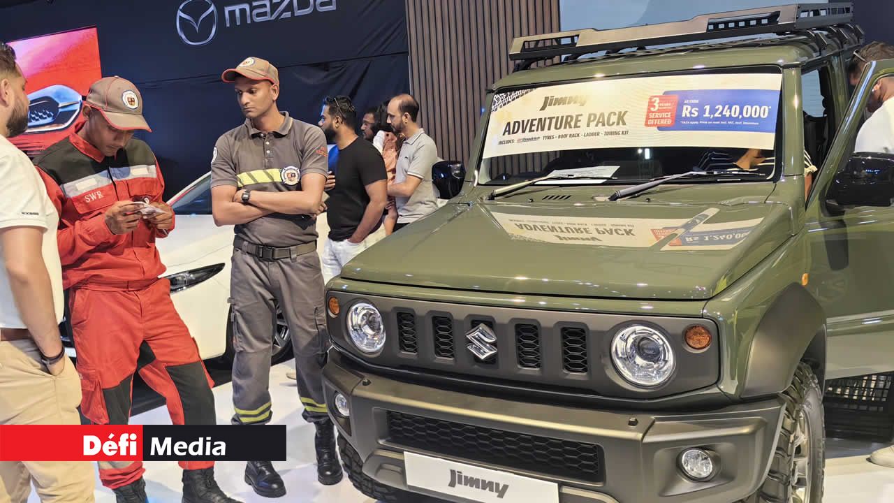 Des sapeurs-pompiers ont un un coup du coeur pour le Suzuki Jimny proposé par Axess.