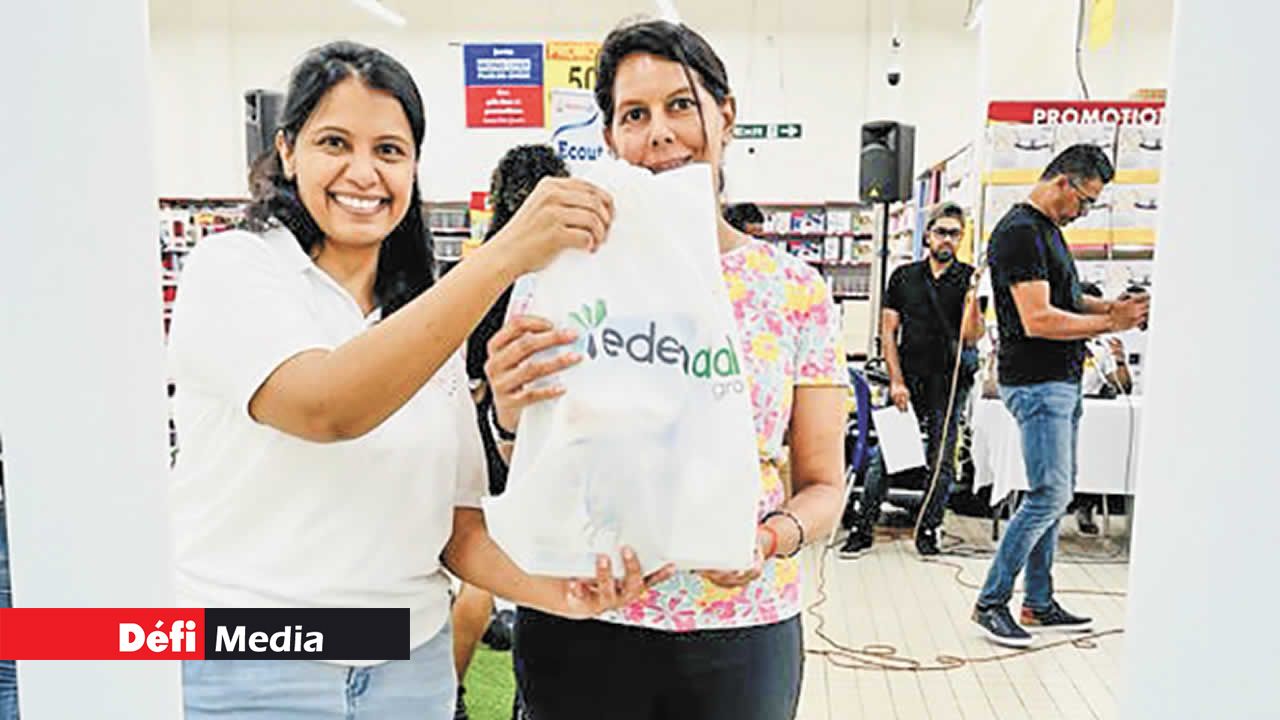 Des jeux ont été organisés avec la collaboration de Radio Plus. Sur la photo, Nishi, une des gagnantes.