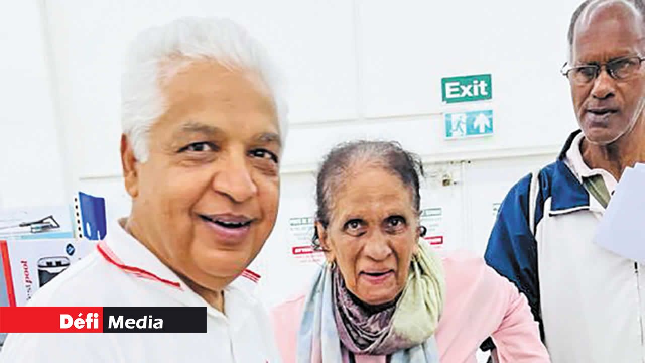 Le Dr Gunness aux côtés d’une senior qui a répondu présent à l’appel.