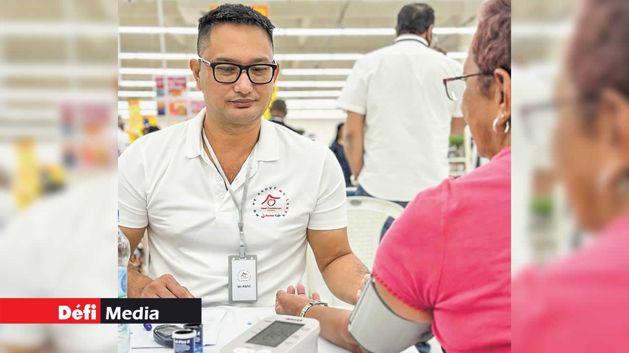 Michael Anne, perfusionniste, vérifiant la tension d’une personne.