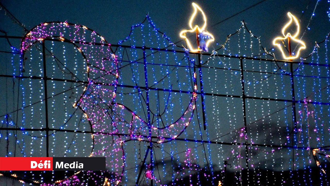 Des petites lumières sont installées sur les maisons. Des petites lumières sont installées sur les maisons.