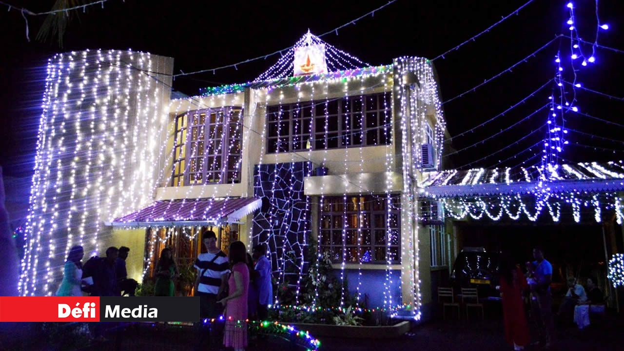 Des petites lumières sont installées sur les maisons. Des petites lumières sont installées sur les maisons.
