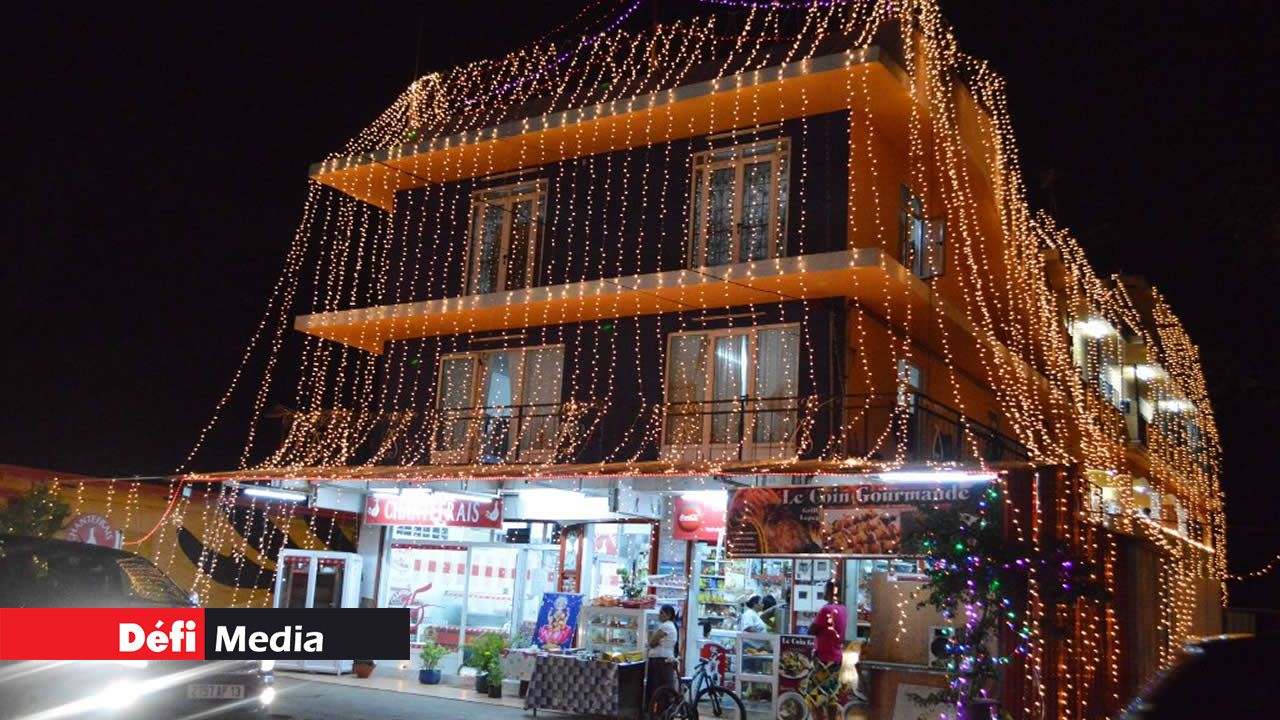 Des petites lumières sont installées sur les maisons. Des petites lumières sont installées sur les maisons.