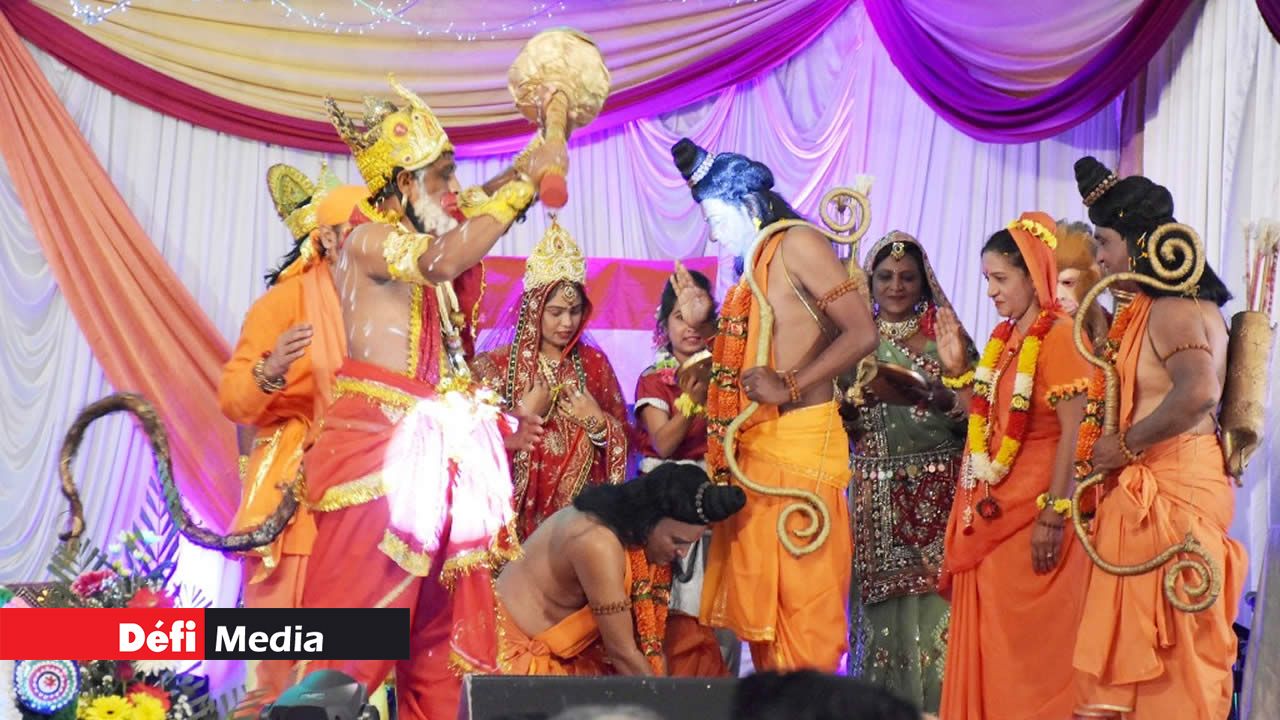 Le sketch joué par des artistes lors de la fête. Le sketch joué par des artistes lors de la fête.