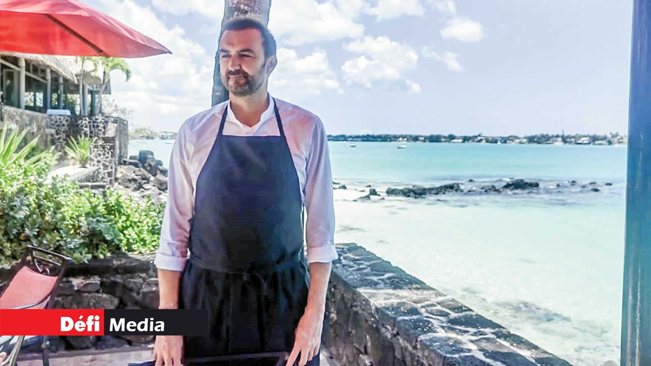 Cela fait déjà un an que Cyril Lignac a ouvert son restaurant à Maurice. Il est toujours ébloui par les paysages paradisiaques de l’île, en particulier le lagon.