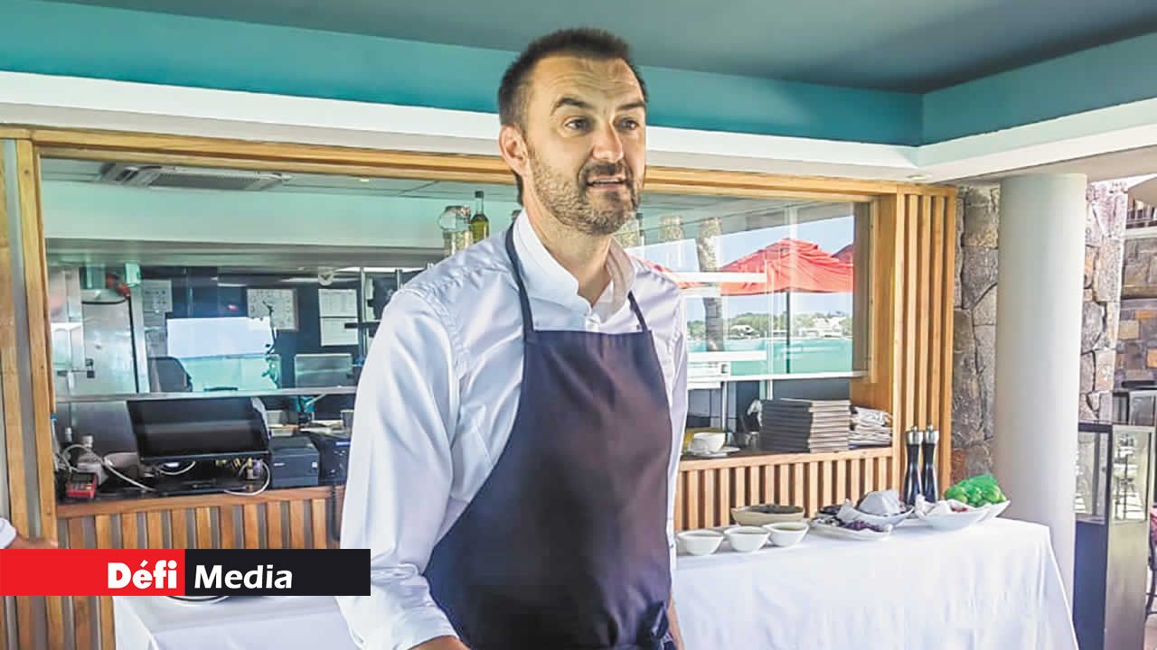 Le chef explique comment la recette de Saint-Jacques marinées à la sauce kizami wasabi met en valeur la fraîcheur des Saint-Jacques tout en ajoutant une touche piquante et épicée grâce à la sauce kizami wasabi.