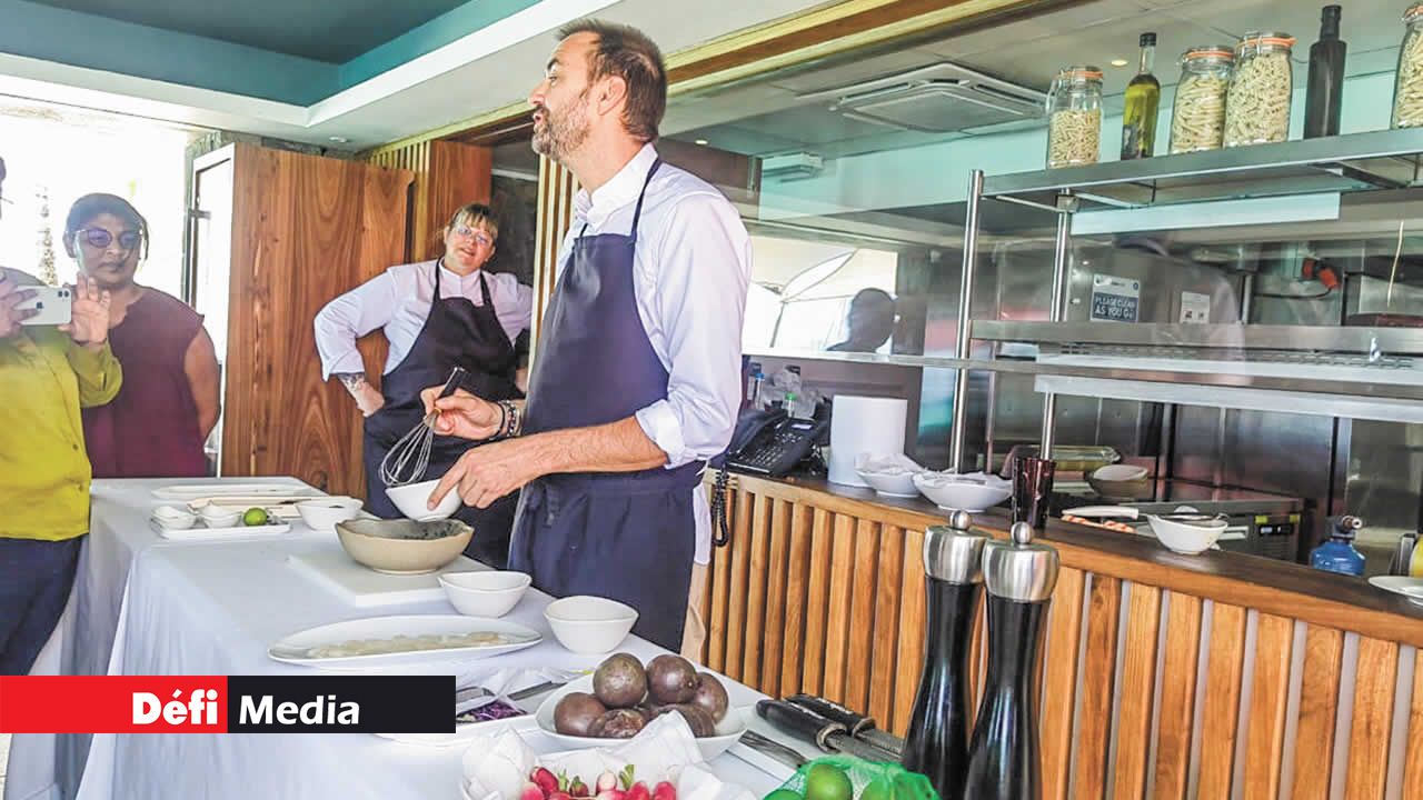 Le chef a également intégré des produits locaux à sa recette, en utilisant des radis et des citrons de Rodrigues. Il s’efforce autant que possible d’incorporer des ingrédients locaux dans ses plats.