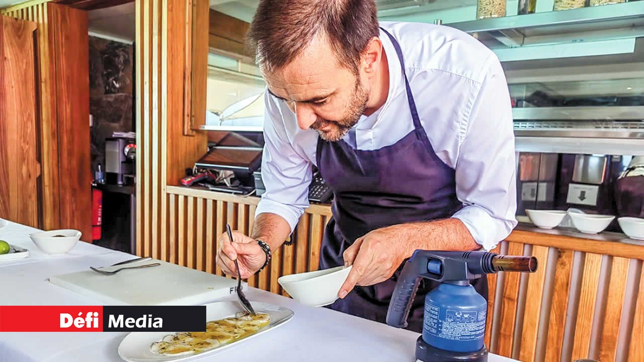 La cuisine de Cyril Lignac est souvent caractérisée par un subtil mélange de saveurs et un souci du détail, ce qui en fait un chef renommé à travers le monde.