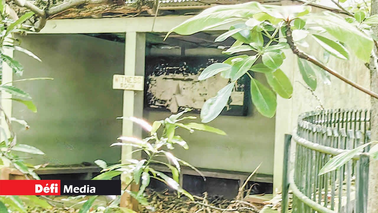 L’endroit où les témoins étaient placés avant leur comparution en cour, lors d’un procès.