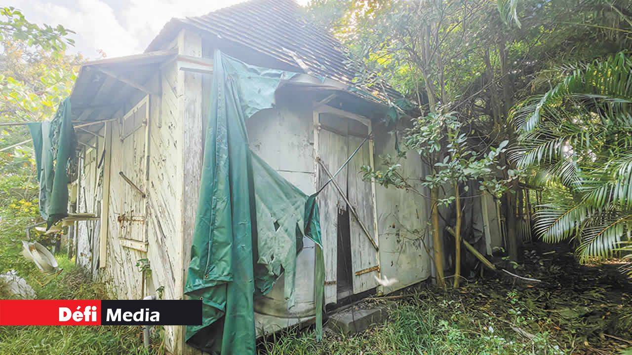 Un des bâtiments se trouvant dans la cour de la magistrature.