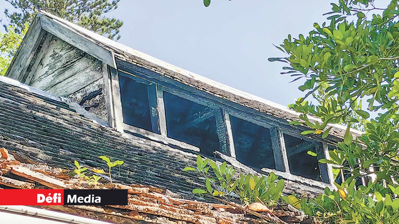 La toiture abiméé lors de l’incendie de 2011.