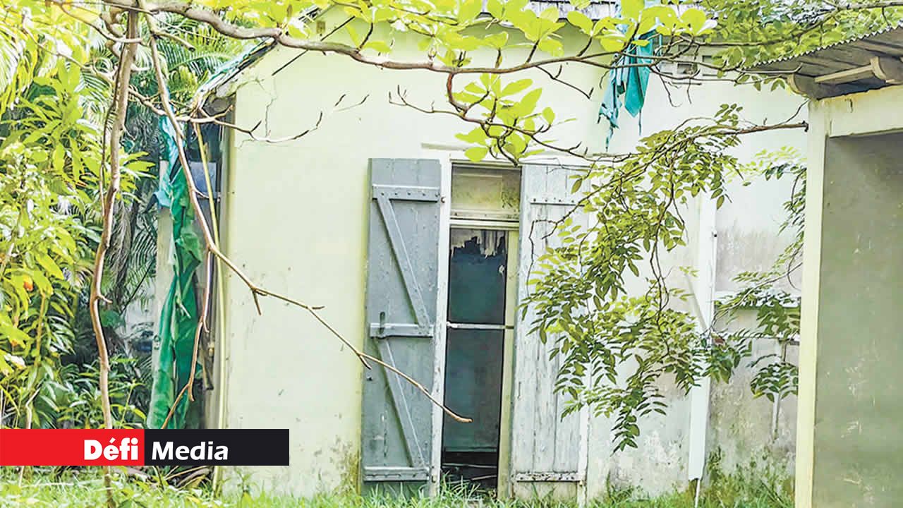 Les vestiges de ce qui servait de bureau à la magistrature.