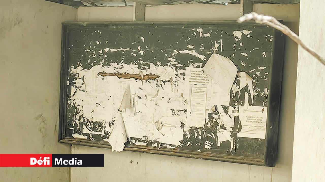 Le panneau d’affichage des procès et des communiqués est toujours la.