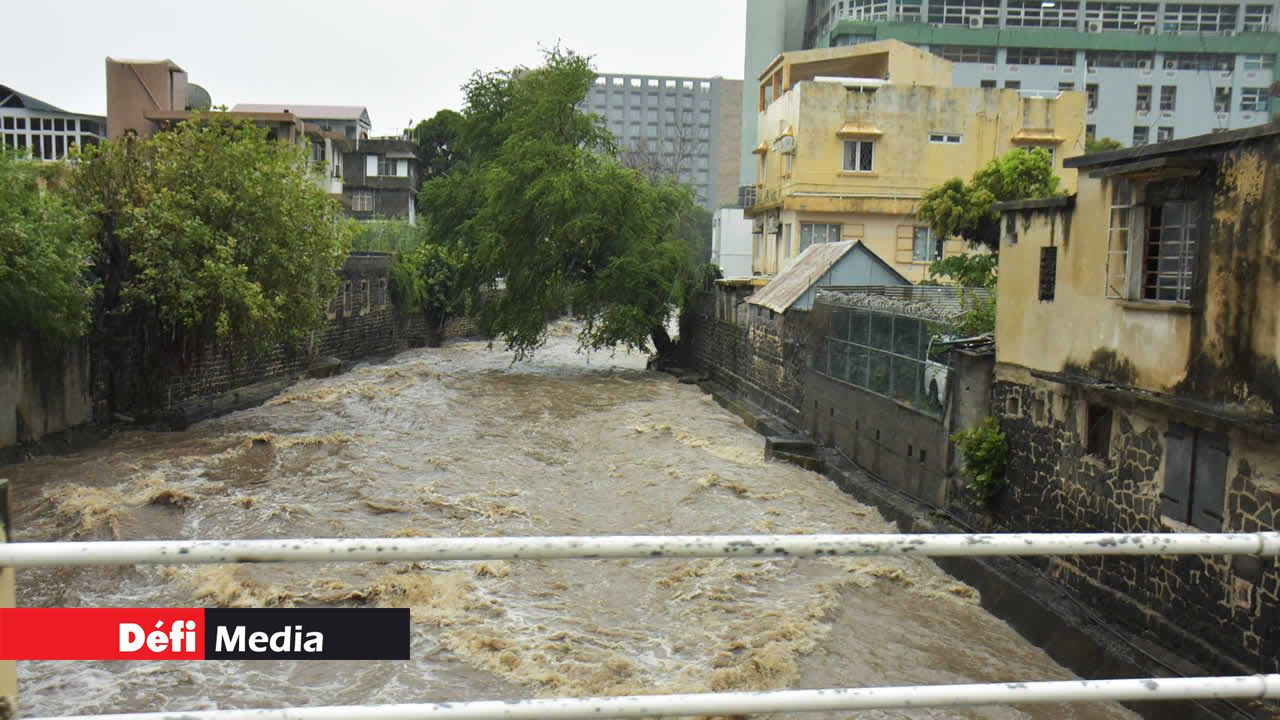 Cette image témoigne d’un surplus d’eau. Elles ne reflètent pas du tout la situation actuelle. À Maurice, le captage d’eau reste difficile.